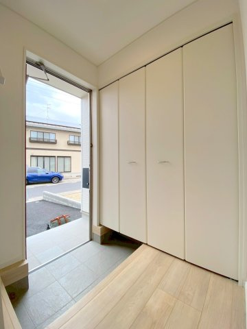 米子市皆生6丁目第一新築分譲住宅の玄関|玄関には、玄関収は造作収納で大容量収納可能です。