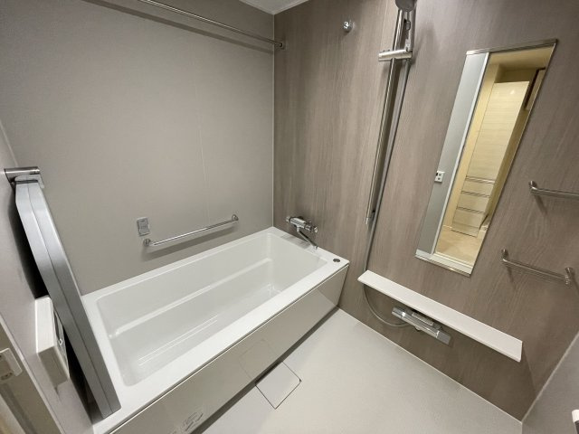 【浴室】 | 朝日プラザ筑紫野プティックス | 浴槽は足を伸ばしてゆったりおくつろぎ頂け一日の疲れをしっかり落としていただけます