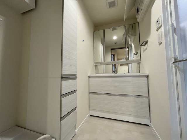【独立洗面台】 | 朝日プラザ筑紫野プティックス | 洗面化粧台は三面鏡裏収納付で、散らかりがちな洗面回りもすっきりと片付きます