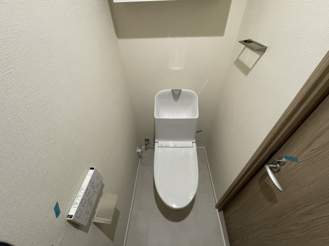 【トイレ】 | 朝日プラザ筑紫野プティックス | 白を基調とした清潔な新品トイレ。上部に棚が設置されているのは嬉しいポイントです