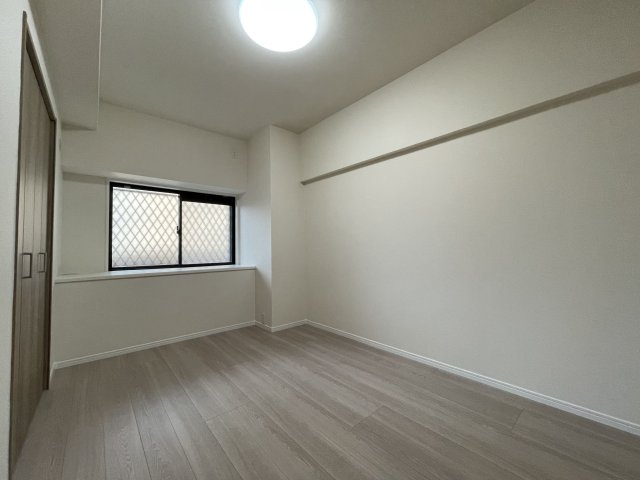 【洋室】 | 朝日プラザ筑紫野プティックス | 玄関側の洋室。各部屋にはクローゼットを完備しています！収納が多いお家はすっきりして快適空間です