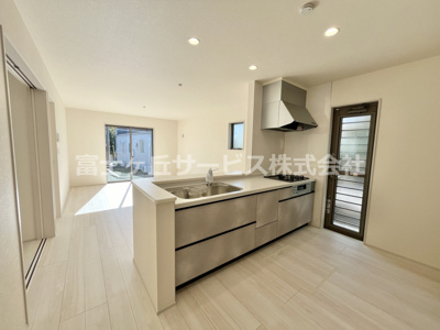 【キッチン】 | 牧之原市細江 7期 新築一戸建て 1号棟 | 広々としたLDK