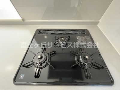 【キッチン】 | 牧之原市細江 7期 新築一戸建て 1号棟 | 3口ガスコンロ