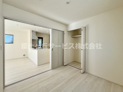 【洋室】 | 牧之原市細江 7期 新築一戸建て 1号棟 | LDK横の洋室