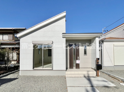 【外観】 | 牧之原市細江 7期 新築一戸建て 1号棟 | 現在建築中の外観画像です。ご内覧は同じメーカーの完成物件へご案内いたしますので、いつでもご相談ください！