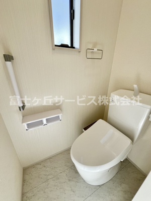 【トイレ】 | 牧之原市細江 7期 新築一戸建て 1号棟 | 玄関側のトイレ