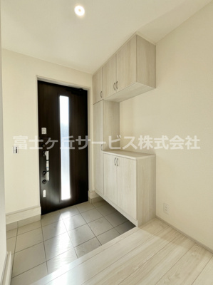 【玄関】 | 牧之原市細江 7期 新築一戸建て 1号棟 | きれいな玄関です