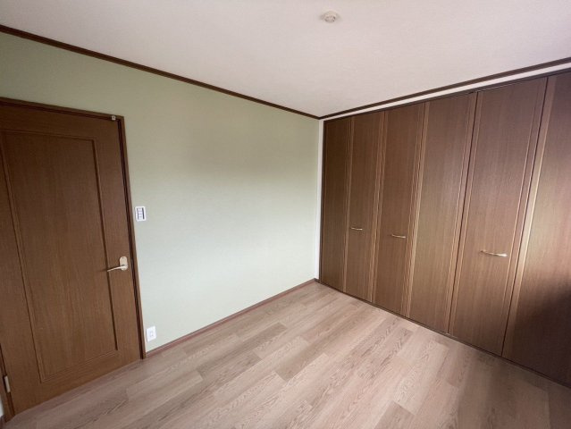 【洋室】 | 糟屋郡宇美町神武原３丁目　戸建て | ２階5.8帖の洋室です。ワイドクローゼットもあり、どんなお洒落さんでも安心の大容量収納が自慢です