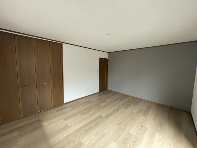【洋室】 | 糟屋郡宇美町神武原３丁目　戸建て | 2階10帖の洋室です。落ち着いた壁色を選んで大人っぽい内装に仕上がりました