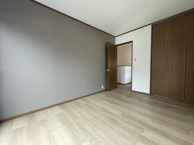 【洋室】 | 糟屋郡宇美町神武原３丁目　戸建て | 各部屋にはクローゼットを完備しています！収納が多いお家はすっきりして快適空間です