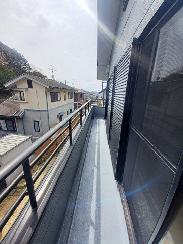 【バルコニー】 | 糟屋郡宇美町神武原３丁目　戸建て | バルコニー幅が広く、2部屋から出入りあ可能です。洗濯物もしっかり干して頂けます