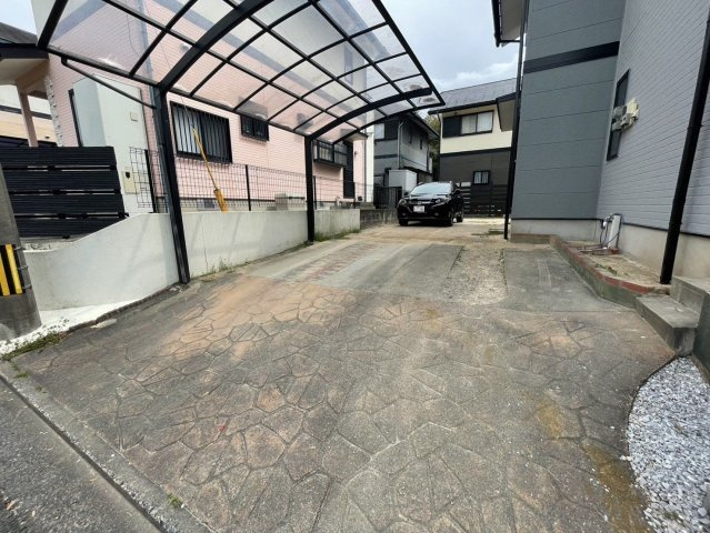 【駐車場】 | 糟屋郡宇美町神武原３丁目　戸建て | 駐車場は3台以上停められるスペースがあるので一人一台お持ちの大家族や来客時でも安心です