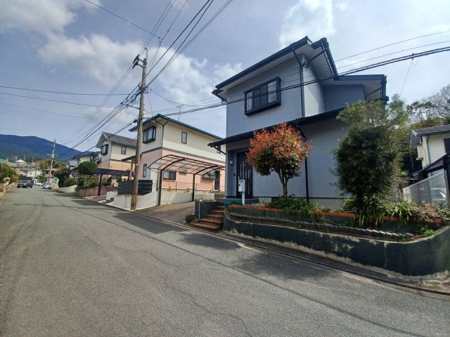 【前面道路含む現地写真】 | 糟屋郡宇美町神武原３丁目　戸建て | 前面道路は広々としているためバックでの駐車も楽にできそうです