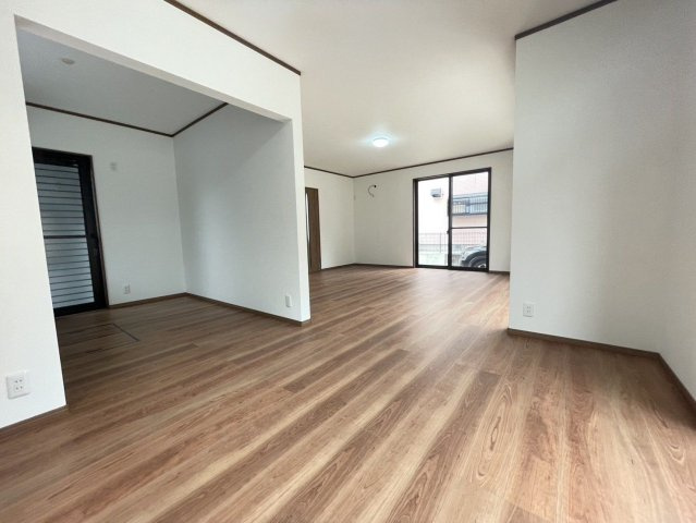 【居間・リビング】 | 糟屋郡宇美町神武原３丁目　戸建て | リビングは約22帖と広く落ち着く空間になっており、お好きなレイアウトを楽しめます