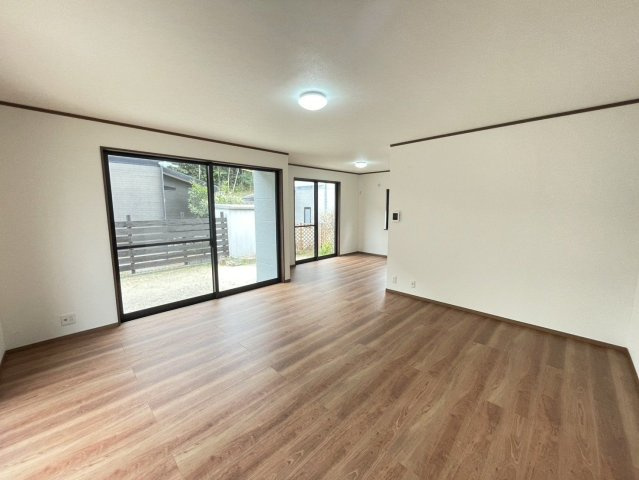 【居間・リビング】 | 糟屋郡宇美町神武原３丁目　戸建て | LDKは窓が多く明るさたっぷり。食事のときも、くつろぎの時間も楽しい家族の時間をすごせそうです