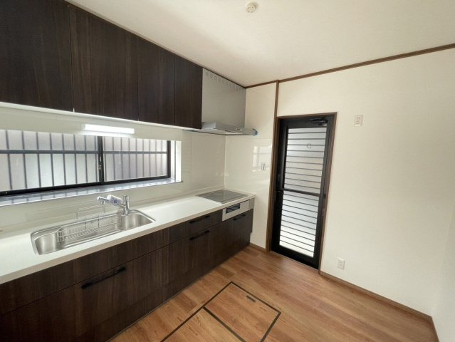 【キッチン】 | 糟屋郡宇美町神武原３丁目　戸建て | 日差しの取り込み窓で明るさが確保されたプライベートキッチンです。勝手口もあり便利な造りです