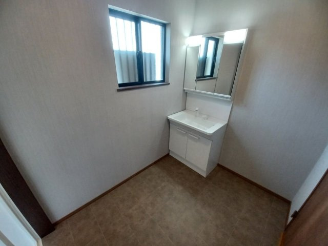 【独立洗面台】 | 糟屋郡宇美町神武原３丁目　戸建て | 洗面台は三面鏡裏収納付で、散らかりがちな洗面回りもすっきりと片付きます