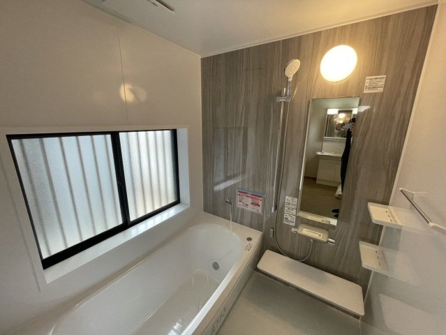 【浴室】 | 糟屋郡宇美町神武原３丁目　戸建て | 1坪以上の広い浴室なら、お子様と並んで体を洗ってもゆとりがあります