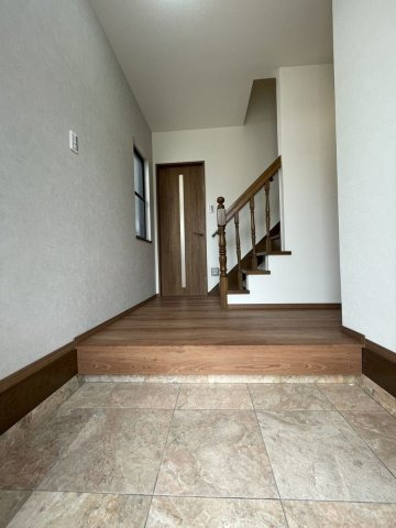 【玄関】 | 糟屋郡宇美町神武原３丁目　戸建て | 広い玄関スペースはご家族が多いご家庭にもおすすめです