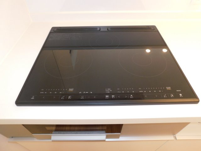 稲沢市北島町千野地の新築一戸建のキッチン|◇ＩＨクッキングヒーター◇　　お手入れが楽です♪