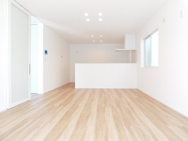 稲沢市北島町千野地の新築一戸建の居間・リビング|◇リビング◇　　南面を含む２面採光で明るく広いリビング１８．０帖　インテリアが楽しめるワイドリビング♪　