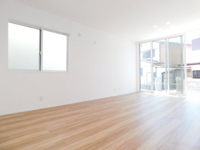 稲沢市北島町千野地の新築一戸建の居間・リビング|◇リビング◇　　南面を含む２面採光で明るく広いリビング１８．０帖　庭へ出入りできます♪　