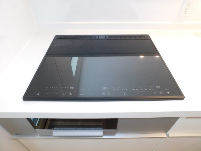 稲沢市北島町千野地の新築一戸建のキッチン|◇ＩＨクッキングヒーター◇　　お手入れが楽です♪