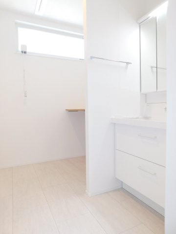 稲沢市北島町千野地の新築一戸建の独立洗面台|◇洗面室◇　　洗面台横に収納スペース完備！　