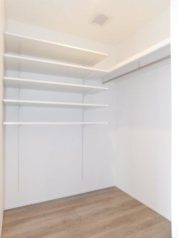 稲沢市北島町千野地の新築一戸建の収納|◇ファミリークローゼット◇　　可動棚付きで家族のお洋服がスッキリと片付きます！