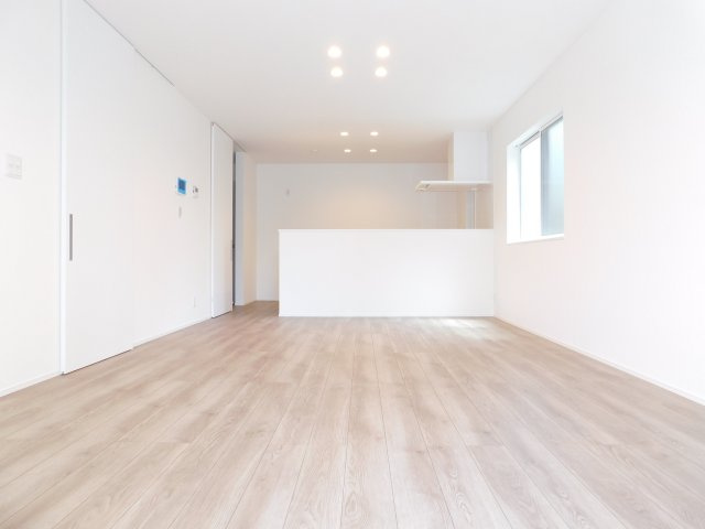 稲沢市北島町千野地の新築一戸建の居間・リビング|◇リビング◇　　南面を含む２面採光で明るく広いリビング１８．０帖　インテリアが楽しめるワイドリビング♪　