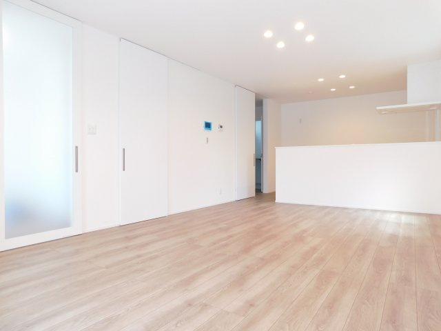 稲沢市北島町千野地の新築一戸建の居間・リビング|◇リビング◇　　南面を含む２面採光で明るく広いリビング１８．０帖　ファミリークローゼットへの出入りも可能♪　