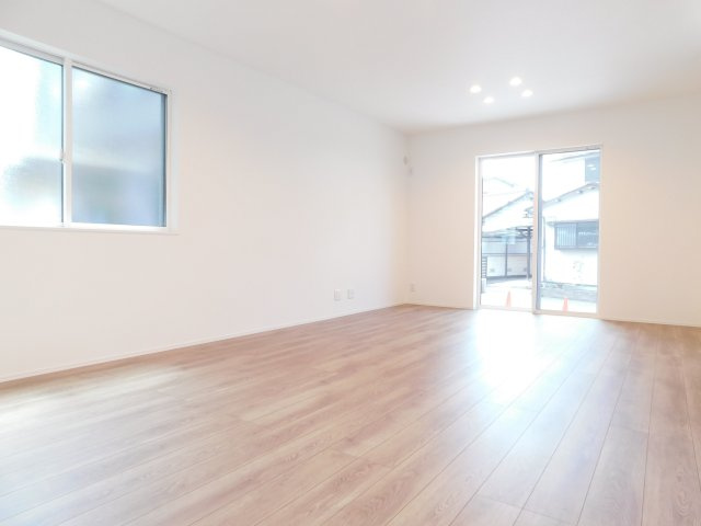 稲沢市北島町千野地の新築一戸建の居間・リビング|◇リビング◇　　南面を含む２面採光で明るく広いリビング１８．０帖　家族団欒を楽しむ空間♪