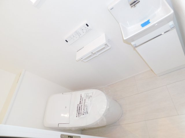 稲沢市北島町千野地の新築一戸建のトイレ|◇トイレ◇　　シャワートイレ　手洗いカウンター付き