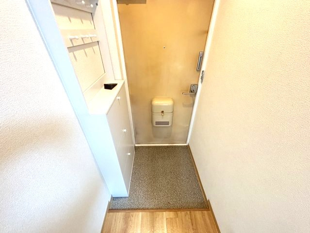 辻清マンションの玄関