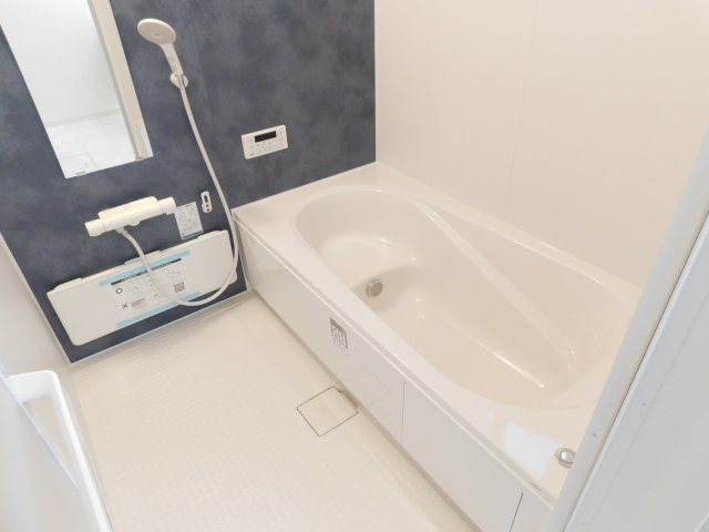 稲沢市北島町千野地の新築一戸建の浴室|◇浴室◇　　広い１坪サイズ（ＬＩＸＩＬ）・浴室暖房乾燥機・断熱浴槽・エコベンチ浴槽・お手入れ楽々カウンター・キレイサーモフロア・オートバス・バリアフリーバス・追い焚き・浴室窓あり