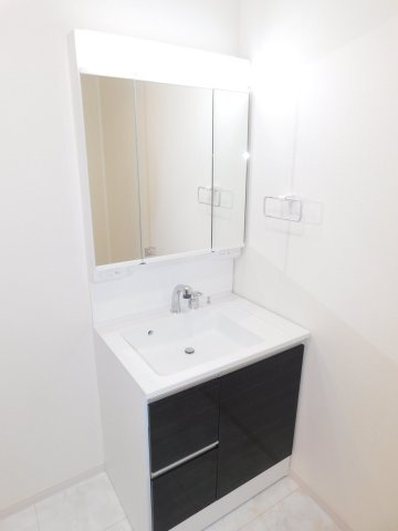 稲沢市北島町千野地の新築一戸建の独立洗面台|◇洗面室◇　　三面鏡シャンプードレッサー　くもり止め仕様　床下収納庫完備