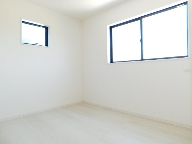 稲沢市北島町千野地の新築一戸建の洋室|◇２階洋室◇　　２面採光で明るい洋室５．４４帖　全居室収納完備♪　