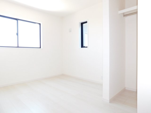 稲沢市北島町千野地の新築一戸建の洋室|◇２階洋室◇　　２面採光で明るい洋室５．０６帖　ウォークインクローゼット完備♪　