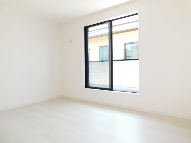 稲沢市北島町千野地の新築一戸建の洋室|◇２階洋室◇　　南面を含む２面採光で明るい洋室６．５帖　全居室収納完備♪　バルコニー付き！