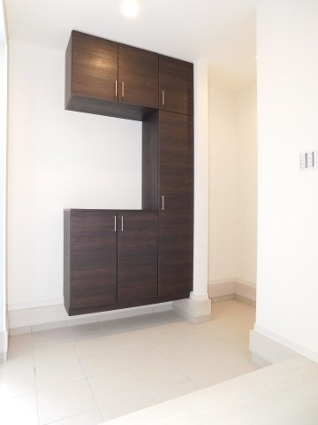 稲沢市北島町千野地の新築一戸建の玄関|◇玄関収納◇　　玄関がスッキリ片付く大容量シューズ収納完備♪　入り口から突き当たりにはＳＩＣを完備！