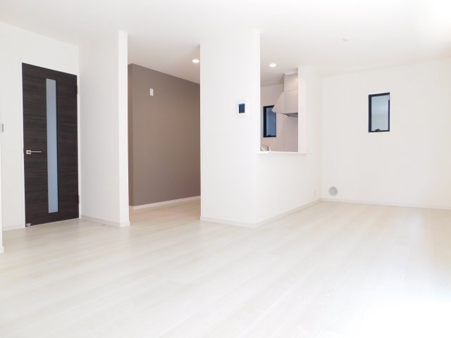 稲沢市北島町千野地の新築一戸建の居間・リビング|◇リビング◇　　南面で明るいリビング１６．７５帖　リビング収納もあり非常に収納豊富な物件！　