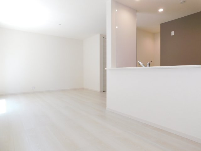 稲沢市北島町千野地の新築一戸建の居間・リビング|◇リビング◇　　南面で明るいリビング１６．７５帖　家族のコミュニケーションの機会が増えるリビング階段♪