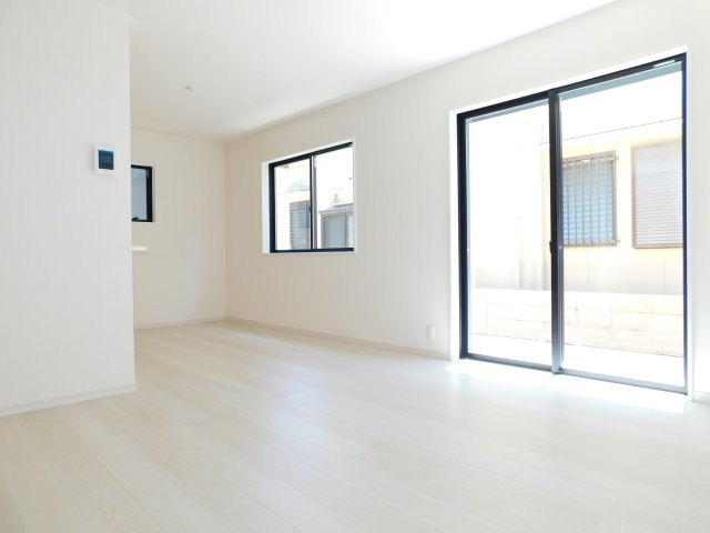 稲沢市北島町千野地の新築一戸建の居間・リビング|◇リビング◇　　南面で明るいリビング１６．７５帖　リビング空間とダイニング空間を分けやすい間取り♪