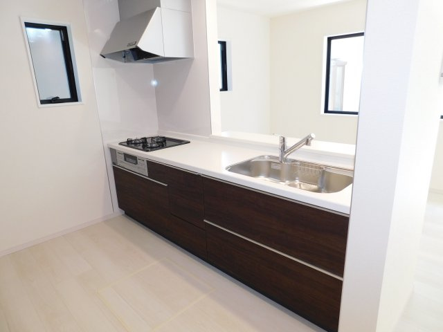 稲沢市北島町千野地の新築一戸建のキッチン|◇キッチン◇　　人気の対面式・人造大理石カウンター・浄水機能付ハンドシャワー・静音仕様シンク・スローインクローズレール・Ｓｉセンサーコンロ（３口）・床下収納庫