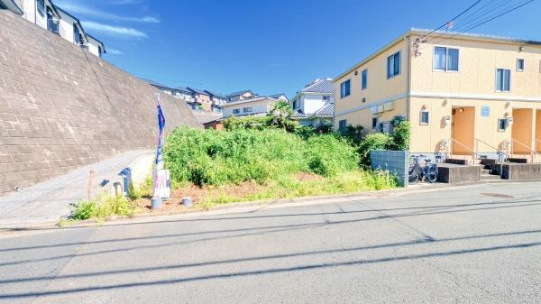 横浜市都筑区茅ケ崎東１丁目の新築一戸建の外観|周辺は落ち着いた街並み。
お気軽にお問い合わせください。