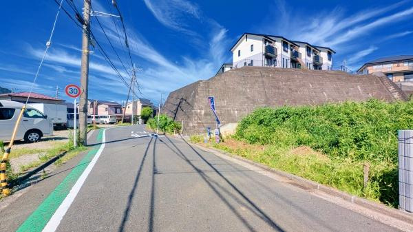 横浜市都筑区茅ケ崎東１丁目の新築一戸建の前面道路含む現地写真|車通りが少ない為、小さなお子様にも安心です。
是非一度、現地へ起こしください。

