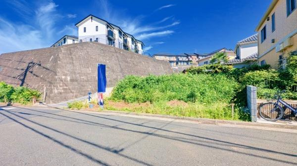 横浜市都筑区茅ケ崎東１丁目の新築一戸建の前面道路含む現地写真|前面道路が広いので、安心して駐車可能です！
