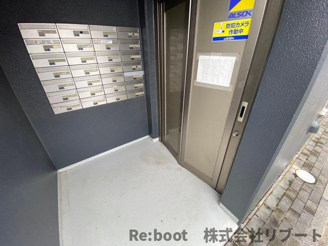 アルマース弐番館のエントランス