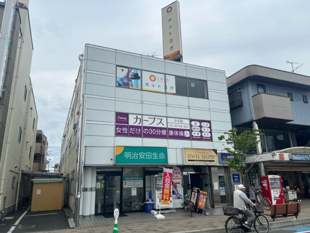 小手指駅前ビルの外観