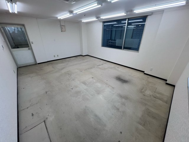 小手指駅前ビルの内装